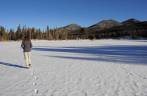 Caminhando sobre um lago congelado no Rocky Mountains National Park, perto de Boulder, no Colorado, nos Estados Unidos